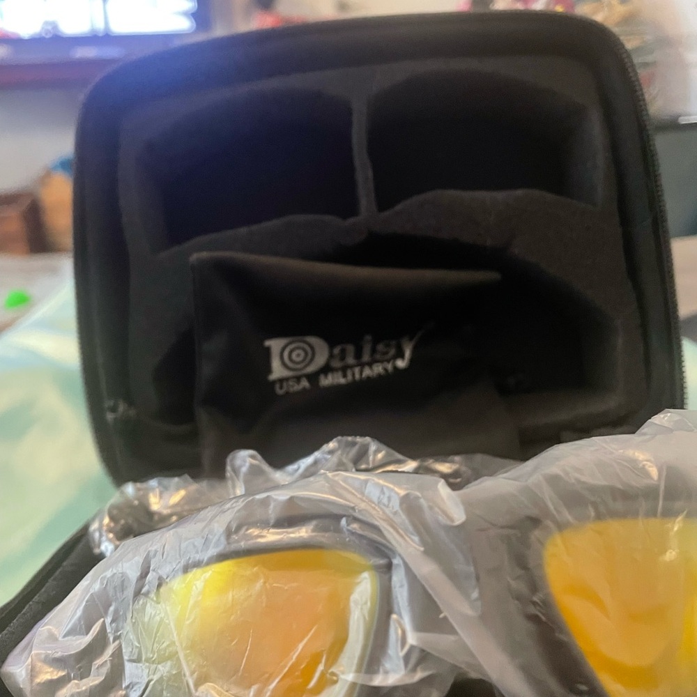 Daisy Men's Glasses with Vibrant Yellow Lenses